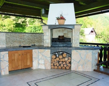 Letna kuhinja Azur – Kamin s pulti iz granita Paradisio in lomljeni kamen Benkovac
