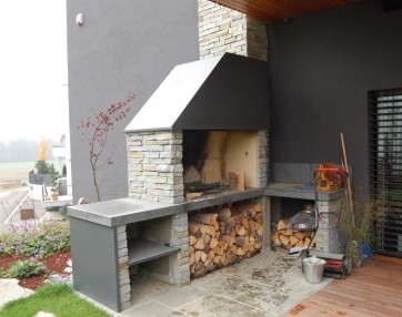 Letna kuhinja Azur – Kamin s pultom iz granita, antracit žgano- krtačeno, masivnimi rustikalnimi bombeti in zaključki iz barvane pločevine