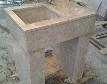 Letna kuhinja Azur – Pult s kamnitim koritom v bež marmorju 