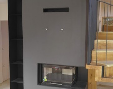 Kotni kamin Azur - Nordica - Pločevinsta polica z nišo za drva in dekoracijo - kamin z ventilatorjem
