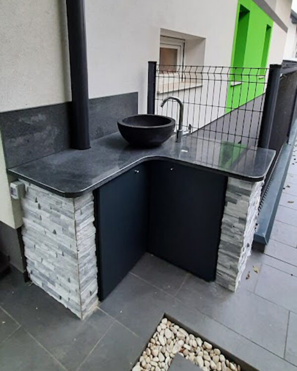 Letna kuhinja - Črni kamniti pult rustika