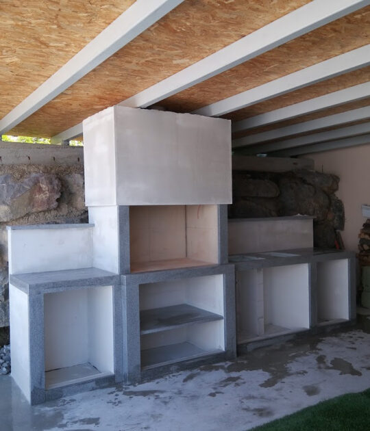 Vrtni kamin s kamnitim pultom