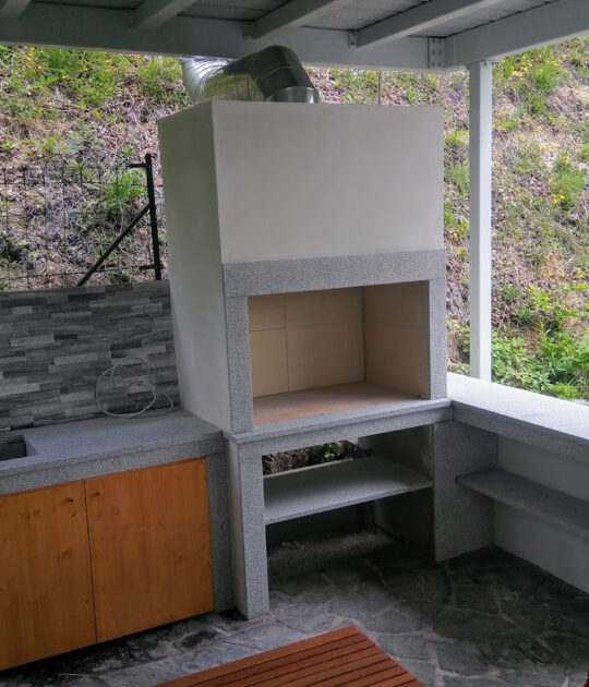 Vrtni kamin z dimnikom in delovnimi pulti