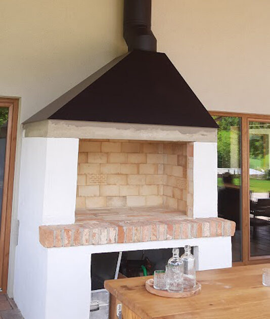 Vrtni kamin s kovnisko usmerno kapo in dimnikom fi 300 mm