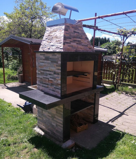 Vrtni kamin s policami